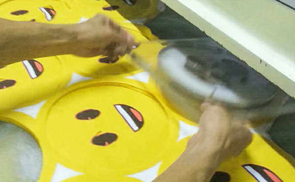 蚕丝面膜布定制厂家设备之一印花裁切（雅熙：广州面膜生产厂家_蕾丝冻干面膜布_蚕丝面膜布定制_天丝面膜布批发，专业高效服务）